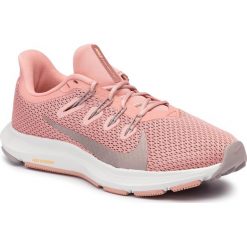 Buty NIKE - Quest 2 CI3803 600 Pink Quartz/Pumice. Różowe buty sportowe damskie Nike, bez wzorów, z tworzywa sztucznego, sportowe, do biegania. Za 319,00 zł.