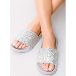 Szare Klapki Mount. Szare klapki damskie Born2be, w paski, bez obcasa, na płaskiej podeszwie. Za 39,99 zł.