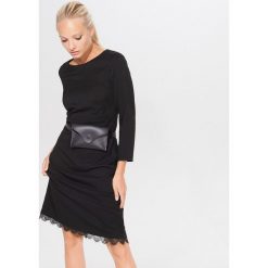 Midi sukienka z koronką - Czarny. Czarne sukienki damskie Mohito, w koronkowe wzory, z koronki, bez kołnierzyka, bez rękawów, midi. Za 159,99 zł.
