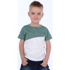T-shirt chłopięcy z guzikiem zielono-biały NDZ4487. Zielone t-shirty chłopięce marki Fasardi, bez wzorów, bez rękawów. Za 39,00 zł.