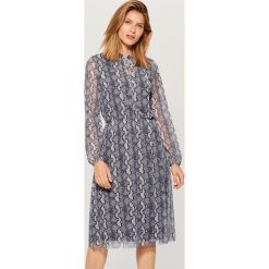 Sukienka midi z wężowym motywem - Szary. Szare sukienki damskie Mohito, s, bez wzorów, bez kołnierzyka, bez rękawów, midi. Za 149,99 zł.