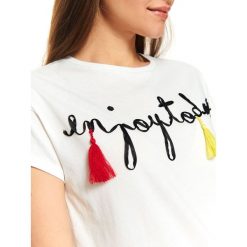 T-shirt damski z haftem. Białe t-shirty damskie z haftami, z bawełny. W wyprzedaży za 29,99 zł.