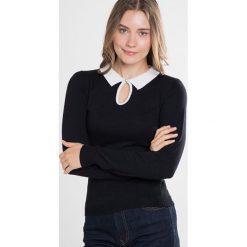 Sweter w kolorze czarno-białym. Czarne swetry damskie William de Faye, bez wzorów, z wełny, bez rękawów, bez kaptura. W wyprzedaży za 109,95 zł.