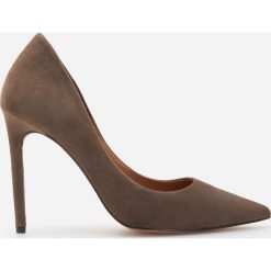 Skórzane czółenka - Khaki. Brązowe czółenka damskie Reserved, bez wzorów, bez obcasa. W wyprzedaży za 149,99 zł.