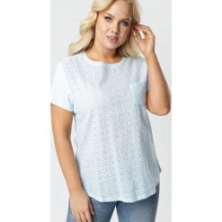 Jasnoniebieska Bluzka Salasiphe. Niebieskie bluzki damskie Born2be, xl, z haftami, z dzianiny, z okrągłym kołnierzem, plus size, z krótkim rękawem. Za 59,99 zł.