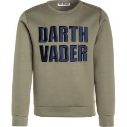 LEGO Wear STAR WARS SAXTON 650 Bluza dark khaki. Brązowe bluzy chłopięce marki LEGO Wear, z motywem z bajki, z materiału. W wyprzedaży za 127,20 zł.