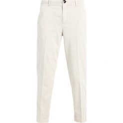 Denham OCEAN PANT Chinosy bleached sand. Białe chinosy damskie Denham, z bawełny. Za 589,00 zł.