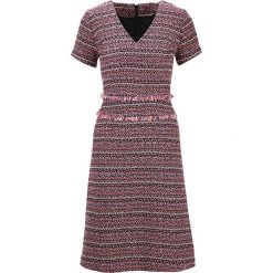 Sukienka w kolorze czerwonym. Czerwone sukienki damskie Heine, bez wzorów, bez kołnierzyka, bez rękawów, midi, rozkloszowane. W wyprzedaży za 197,95 zł.