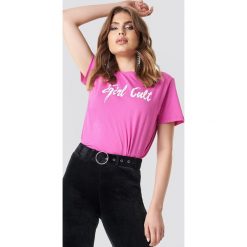 Galore x NA-KD T-shirt Oversized Girl Cult - Pink. Różowe t-shirty damskie marki Galore x NA-KD, z nadrukiem, z okrągłym kołnierzem. W wyprzedaży za 32,38 zł.
