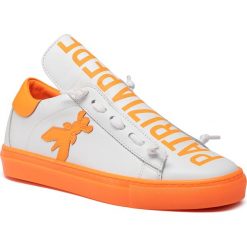 Sneakersy PATRIZIA PEPE - 2V8869/A3KW-J3G7 White/Orange Alert. Białe półbuty damskie Patrizia Pepe, na co dzień, bez wzorów, ze skóry, bez obcasa, na płaskiej podeszwie, bez zapięcia. Za 949,00 zł.