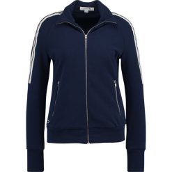Lacoste ZIP UP TRACK TOP STRIPE ON SLEEVE Kurtka sportowa navy blue/vanilla plant. Niebieskie kurtki sportowe damskie marki Lacoste, z bawełny. W wyprzedaży za 443,40 zł.