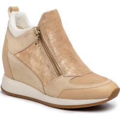 Sneakersy GEOX - D Nydame E D020QE 07722 C5004 Sand. Brązowe półbuty damskie Geox, bez wzorów, z zamszu, bez obcasa, na obcasie, bez zapięcia. W wyprzedaży za 329,00 zł.