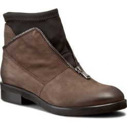 Botki CARINII - B3420 765-E17-000-B42. Brązowe botki damskie na obcasie Carinii, z materiału. W wyprzedaży za 279,00 zł.