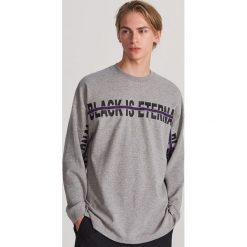 Bluza z napisem - Jasny szary. Szare bluzy męskie Reserved, s, z napisami, bez kołnierzyka, bez rękawów, bez kaptura. Za 119,99 zł.
