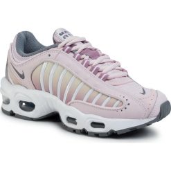 Buty NIKE - Air Max Tailwind IV CK2600 600 Barely Rose/Smoke Grey. Różowe półbuty damskie Nike, na co dzień, bez wzorów, ze skóry ekologicznej, bez obcasa, na płaskiej podeszwie, bez zapięcia. Za 729,00 zł.