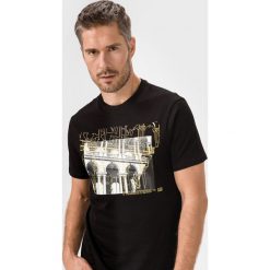 Armani Exchange Koszulka Czarny. Czarne podkoszulki męskie Armani Exchange, l, z nadrukiem, z bawełny, bez kołnierzyka, krótkie. Za 211,95 zł.