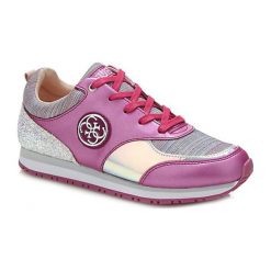 Sneakersy w kolorze różowo-szarym. Szare trampki i tenisówki damskie Michael Kors, Guess. W wyprzedaży za 449,95 zł.