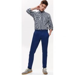 SPODNIE CHINO GŁADKIE SLIM. Szare chinosy męskie marki Top Secret, na zimę, z bawełny. W wyprzedaży za 59,99 zł.