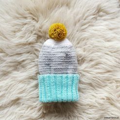 Czapka z wywijanym miętowym ściągaczem. Zielone czapeczki niemowlęce marki Pakamera. Za 99,00 zł.