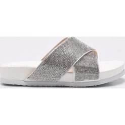Public Desire - Klapki Envy. Białe klapki damskie Public Desire, bez wzorów, ze skóry, bez obcasa, na obcasie. W wyprzedaży za 59,90 zł.