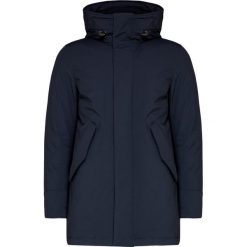 Parka WOOLRICH STRETCH MOUNTAIN. Niebieskie płaszcze męskie Woolrich, z aplikacjami, prążkowane, militarne, z kapturem. Za 3220,00 zł.