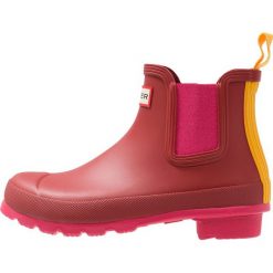 Hunter WOMENS ORIGINAL CHELSEA COLOURBLOCK Kalosze miltitary red. Czerwone buty zimowe damskie marki Hunter, z kauczuku. Za 509,00 zł.