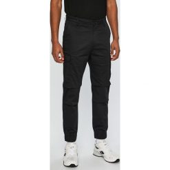 Armani Exchange - Spodnie. Spodnie męskie Armani Exchange, bez wzorów, z elastanu. W wyprzedaży za 429,90 zł.