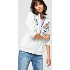 Bluza z aplikacją. Białe bluzy damskie Moodo, xs, z aplikacjami, bez rękawów, bez kaptura. Za 39,99 zł.