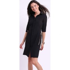Sukienka w kolorze czarnym. Czarne sukienki damskie Jesienny butik, xs, bez wzorów, z klasycznym kołnierzykiem, bez rękawów, mini. W wyprzedaży za 139,95 zł.