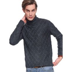 Golf z wysoką stójką i przeplotami. Szare swetry męskie Top Secret, na zimę, xl, bez wzorów, z jeansu, eleganckie, z golfem, bez kaptura. W wyprzedaży za 99,99 zł.