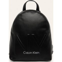 Calvin Klein - Plecak. Czarne plecaki damskie Calvin Klein, z nadrukiem, ze skóry ekologicznej. Za 649,90 zł.