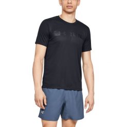 Under Armour Run Warped Koszulka Czarny. Czarne podkoszulki męskie Under Armour, m, z nadrukiem, z poliesteru, bez kołnierzyka, krótkie. Za 137,95 zł.