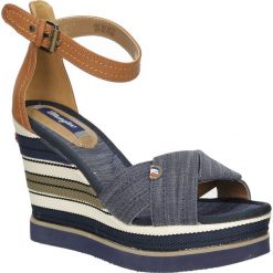 Sandały na koturnie Wrangler Kelly Sunshine WL171662. Szare sandały damskie Wrangler, bez wzorów, bez obcasa, na koturnie, bez zapięcia. Za 208,99 zł.