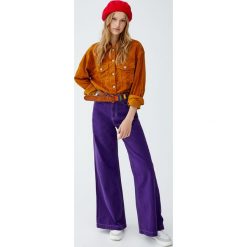 Fioletowe jeansy z szerokimi nogawkami. Fioletowe jeansy damskie Pull&Bear, z jeansu. Za 139,00 zł.
