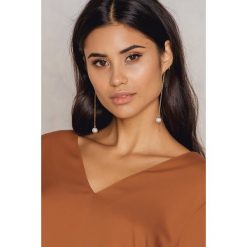 Kolczyki damskie: NA-KD Accessories Wiszące kolczyki z perłami – Gold