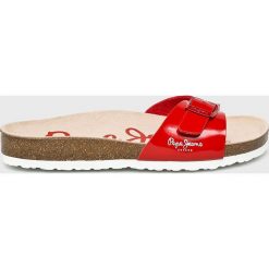 Pepe Jeans - Klapki. Czerwone klapki damskie Pepe Jeans, bez wzorów, z jeansu, bez obcasa. W wyprzedaży za 149,90 zł.