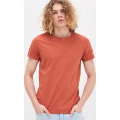 T-shirt z guzikiem - Czerwony. Czerwone t-shirty męskie House, s, bez wzorów, bez kołnierzyka. W wyprzedaży za 29,99 zł.