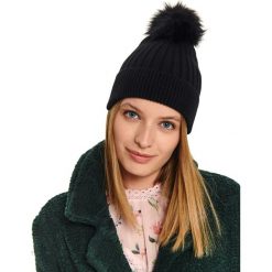 Czapka. Czarne czapki damskie Top Secret, bez wzorów, z dzianiny. W wyprzedaży za 24,99 zł.