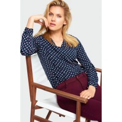 Elegancka bluzka w grochy. Bluzki damskie Greenpoint, w grochy, z poliesteru, eleganckie, bez kołnierzyka, bez rękawów. Za 59,99 zł.