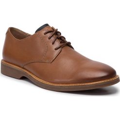 Półbuty CLARKS - Atticus Lace 261456337 Tan. Pomarańczowe półbuty męskie Clarks, na co dzień, bez wzorów, ze skóry, eleganckie, bez zapięcia. Za 469,00 zł.