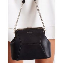 Elegancka torebka damska skóra ekologiczna mini kuferek. Czarne kuferki damskie David Jones, w paski, z weluru, eleganckie, na ramię, bez dodatków. Za 77,90 zł.