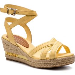 Espadryle TOMMY HILFIGER - Iconic Elba Tommy Pastel FW0FW04055 Golden Haze 731. Żółte espadryle damskie TOMMY HILFIGER, bez wzorów, ze skóry, bez obcasa, na obcasie. W wyprzedaży za 349,00 zł.