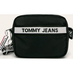 Tommy Jeans - Torebka. Czarne listonoszki damskie Tommy Jeans, w paski, z poliesteru, na ramię, małe, bez dodatków. Za 299,90 zł.