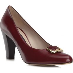 Buty damskie. Czerwone czółenka damskie Wittchen, bez wzorów, ze skóry, bez obcasa. W wyprzedaży za 299,90 zł.