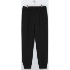 Dresowe joggery - Czarny. Czarne spodnie męskie Sinsay, s, bez wzorów, z dresówki. Za 29,99 zł.
