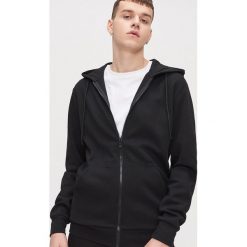 Bluza basic z kapturem - Czarny. Czarne bluzy męskie Cropp, s, bez wzorów, z kapturem, bez rękawów, z kapturem. Za 89,99 zł.