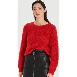 Puszysty sweter - Czerwony. Czerwone swetry damskie Cropp, s, bez wzorów, bez rękawów, bez kaptura. Za 89,99 zł.