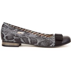Balerinki z kokardką - skóra naturalna - model 007 - kolor czarny wąż. Czarne baleriny damskie Zapato, bez wzorów, ze skóry, bez obcasa. W wyprzedaży za 173,40 zł.