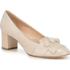 Buty damskie. Białe czółenka damskie Wittchen, bez wzorów, ze skóry, na wysokim obcasie. W wyprzedaży za 475,90 zł.