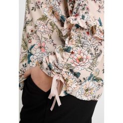 Bluzki damskie: Gabrielle by Molly Bracken FLORAL PRINT WITH TIE SLEEVE DETAIL Bluzka pink